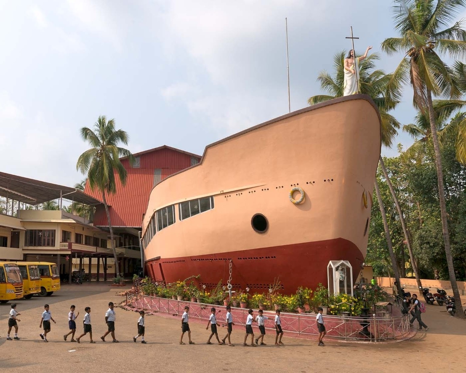 Hybrid Modernism. Churches in Kerala
2014- 2016



Nach der Unabhängigkeit im Jahr 1947 wollte sich die indische Kirche vom historisierenden Baustil der Kolonialherren differenzieren und nahm moderne  ...