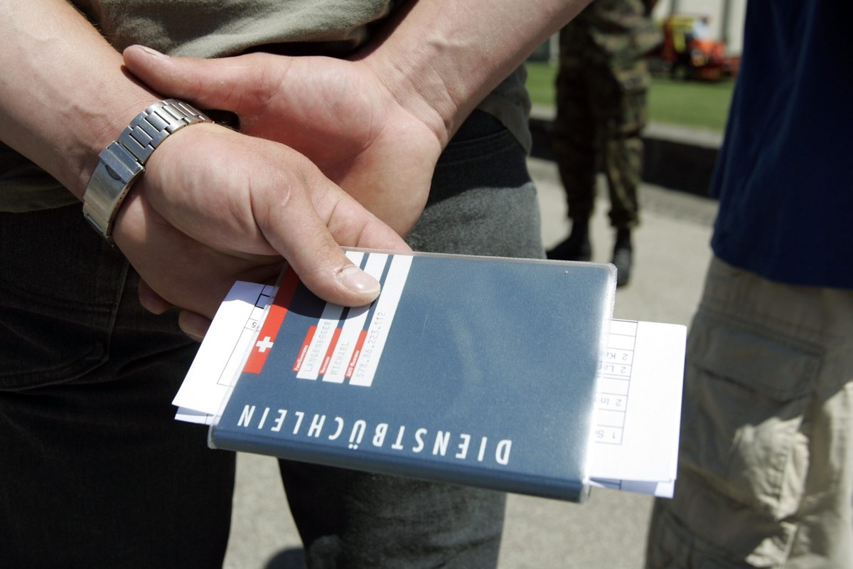 Ein Rekrut haelt sein Dienstbuechlein in der Hand, am Montag, 10. Juli 2006, auf dem Waffenplatz Sand bei Bern, beim Einruecken in die Sommer-Rekrutenschule. Von den rund 100 Absolventen der Sommer-RS ...