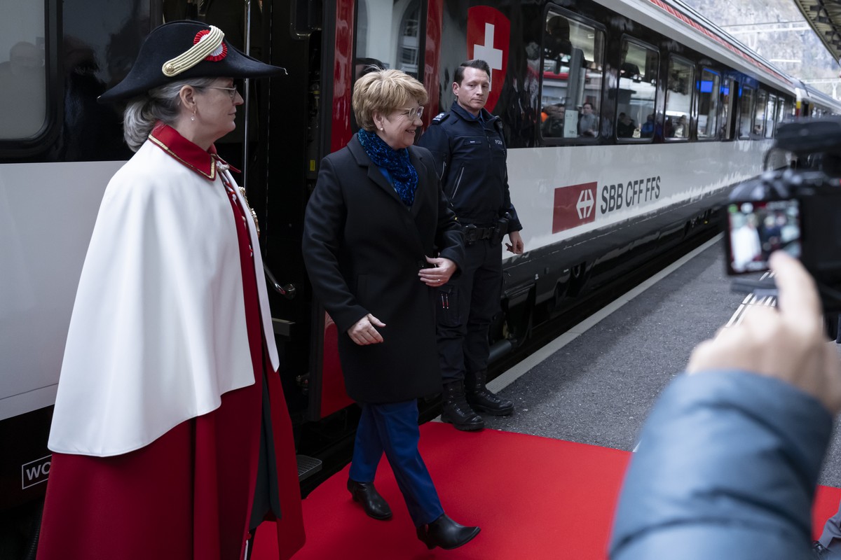 La presidente de la Confederation nouvellement elue Viola Amherd, au centre, descend d'un train special des CFF a la gare de Saint-Maurice, lors de la celebration de l'election de la preside ...
