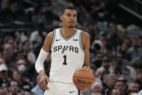 San Antonio Spurs center Victor Wembanyama brings the ball up against the Dallas Mavericks during the second half of an NBA basketball game in San Antonio, Wednesday, Oct. 25, 2023. (AP Photo/Eric Gay ...