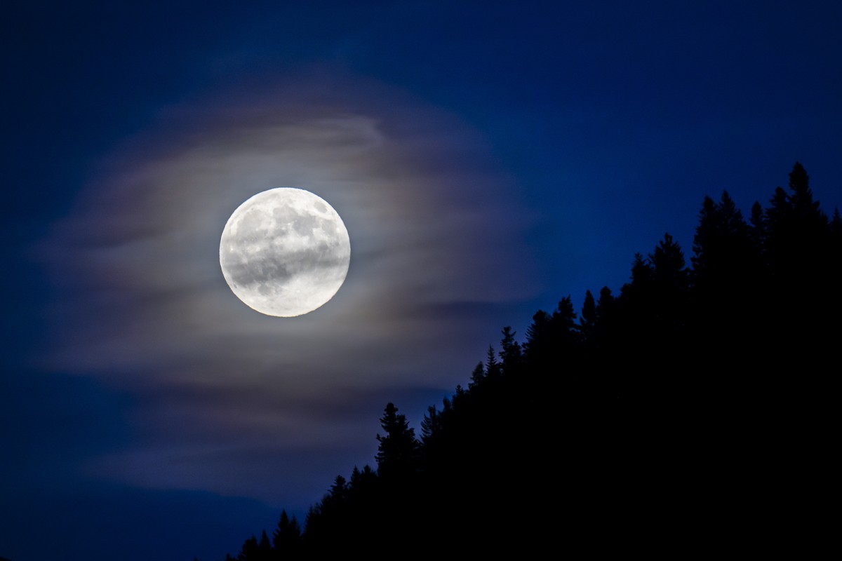 KEYPIX - Der Supermond geht auf ueber dem Wald, aufgenommen am Mittwoch, 5. November 2025, in Valens. (KEYSTONE/Gian Ehrenzeller). The so-called Supermoon rises above the forest, pictured on Wednesday ...