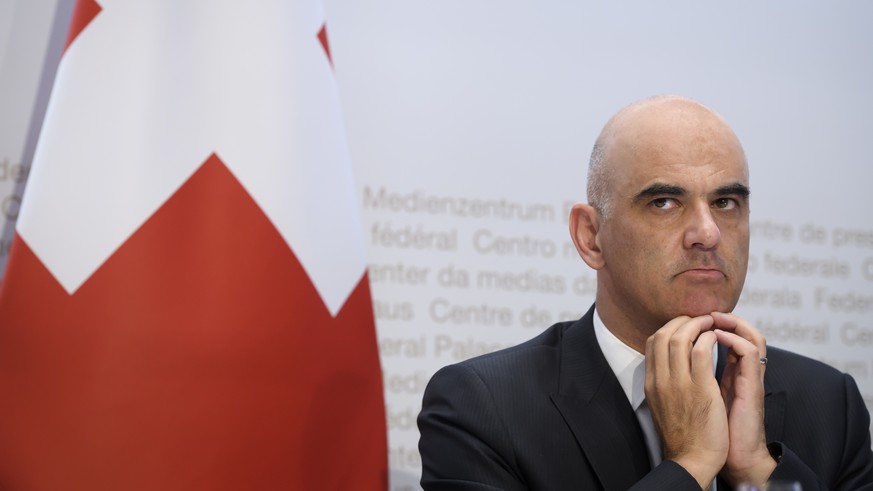 Bundesrat Alain Berset an einer Medienkonferenz ueber neue Massnahmen betreffend der Coronavirus-Pandemie (COVID-19), am Mittwoch, 1. Juli 2020, im Medienzentrum Bundeshaus in Bern. (KEYSTONE/Anthony  ...