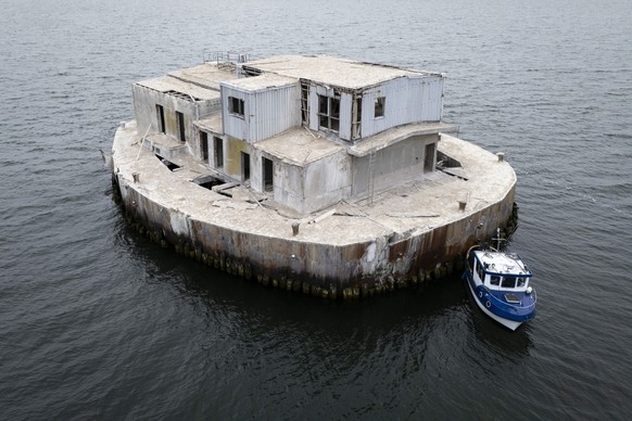 22.05.2026, Mecklenburg-Vorpommern, Vilm: Die ehemalige Milit�rstation Ostervilm im Greifswalder Bodden (Aufnahme mit einer Drohne). (zu dpa: �DDR-Insel �Ostervilm� f�r 60.000 Euro versteigert�) Foto: ...