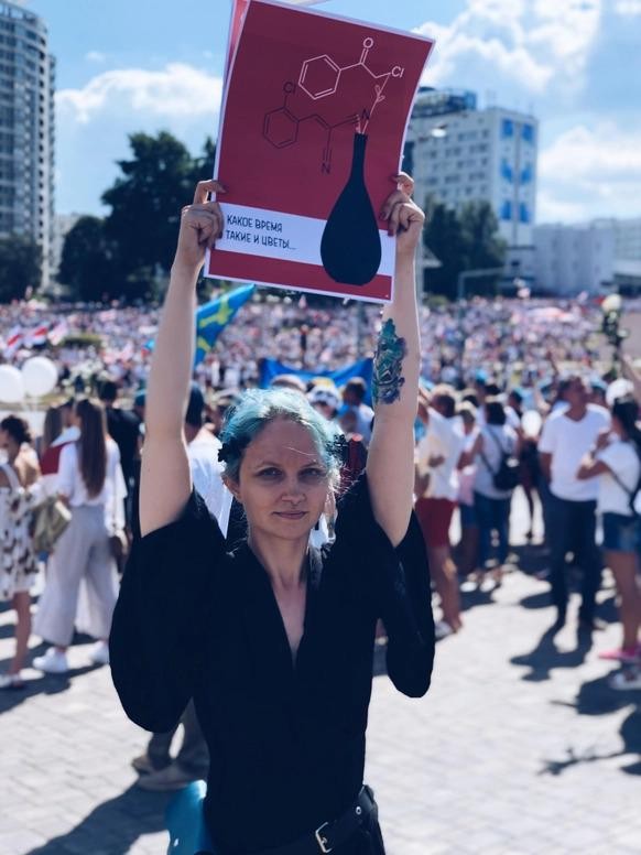 «Blumen, die in diese Zeit passen», steht auf Nataliyas Schild. Darüber ist die chemische Strukturformel von Tränengas abgebildet.