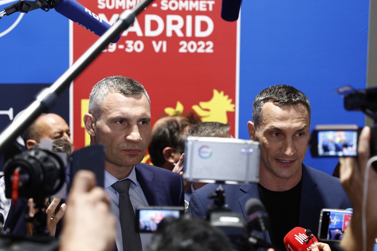 epa10039124 Kyiv's Mayor, Vitali Klitschko (L), accompanied by his brother Vladimir (R), speaks to the media at IFEMA facilities in Madrid, Spain, 28 June 2022. Heads of State and Government from ...