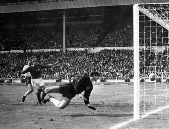 Drin oder nicht? Eine Schwarz-Weiss-Aufnahme des «Wembley-Goals».