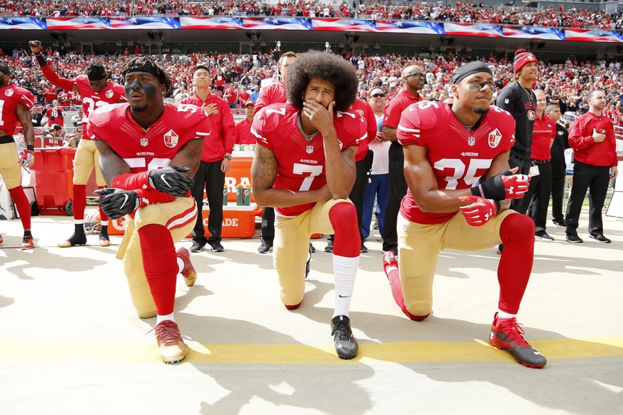 epa08467932 (FILE) - San Francisco 49ers back-up quarterback Colin Kaepernick (C), San Francisco 49ers outside linebacker Eli Harold (L), and San Francisco 49ers free safety Eric Reid (R) take a knee  ...