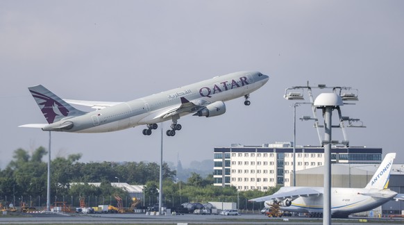dpatopbilder - 18.07.2025, Sachsen, Schkeuditz: Ein Flugzeug der Qatar Airways startet vom Flughafen Leipzig/Halle. Wie eine Sprecherin des Bundesinnenministeriums best