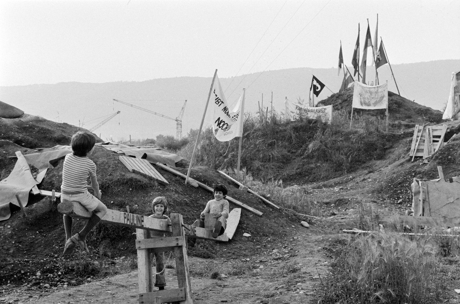 Das besetzte Baugelaende des geplanten AKW Kaiseraugst im Kanton Aargau, aufgenommen am 15. April 1975. (KEYSTONE/PHOTOPRESS-ARCHIV/Str)