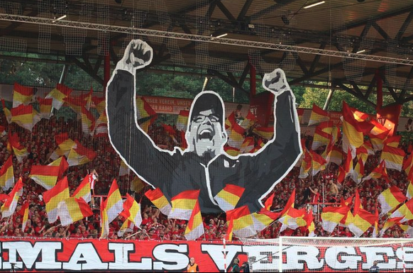 Die Fans von Union Berlin ehren ihren Trainer.