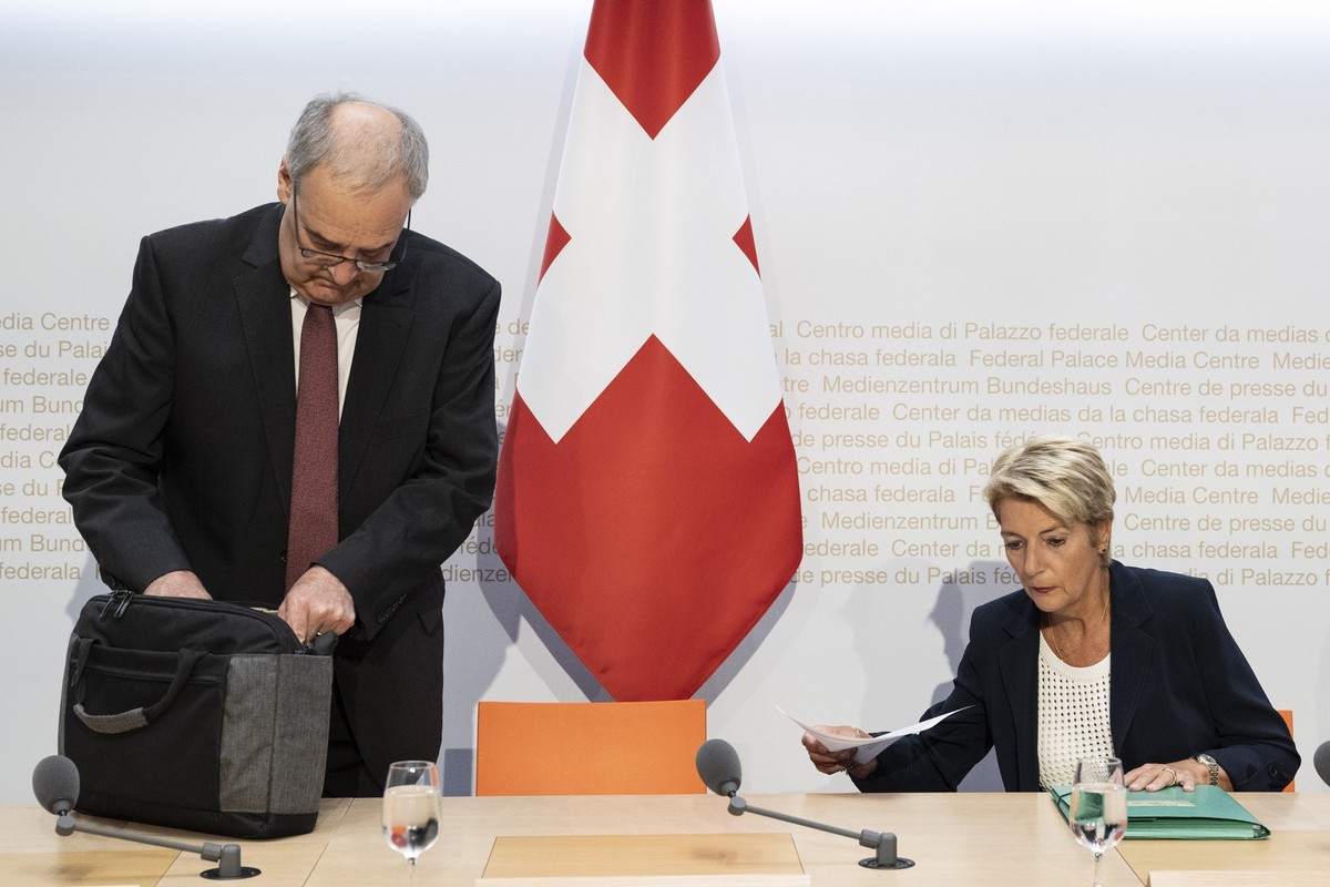 Bundespraesidentin Karin Keller-Sutter, rechts, und Bundesrat Guy Parmelin erscheinen zu einer Medienkonferenz ueber die Handelsbeziehungen mit den USA, am Donnerstag, 7. August 2025, in Bern. (KEYSTO ...