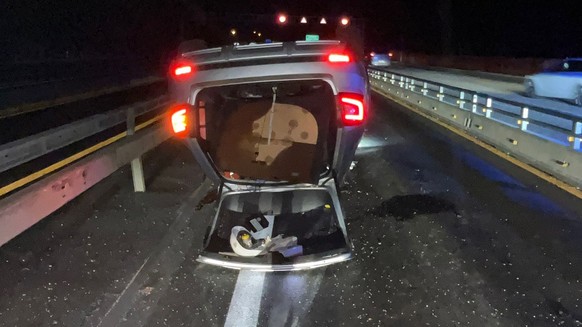 Ein alkoholisierter Mann hat am 28. September 2023 auf der A2 bei Diegten BL mit seinem Auto einen Selbstunfall gebaut.
