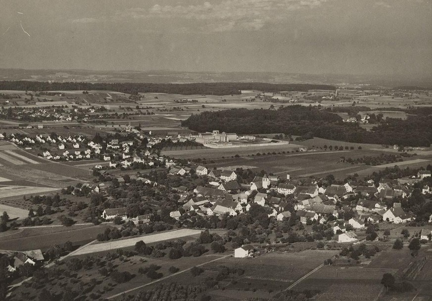 Flugaufnahme von Regensdorf, um 1930.
https://ba.e-pics.ethz.ch/catalog/ETHBIB.Bildarchiv/r/1154901/viewmode=infoview/qsr=Regensdorf