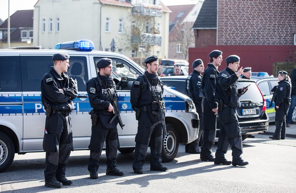 Polizisten sperren am 16.03.2017 in Duisburg (Nordrhein-Westfalen) eine Strasse. Ein bewaffneter Mann hat am Donnerstagmorgen eine Bank in Duisburg ueberfallen. Nach ersten Erkenntnissen der Polizei h ...