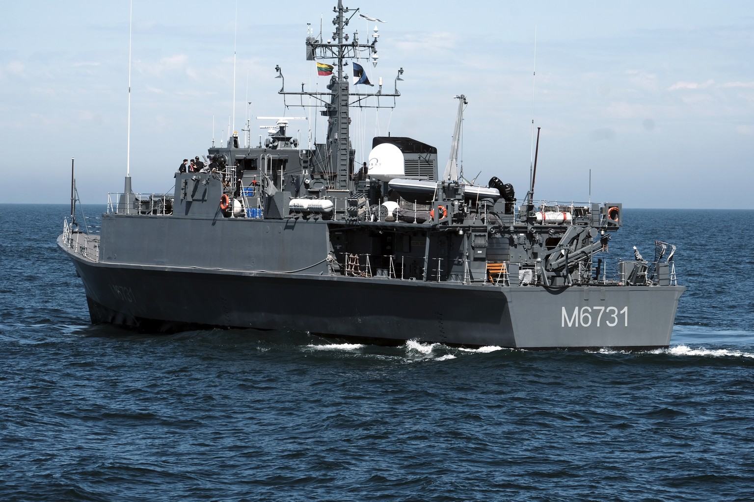 epa12119624 Estonian Navy Sandown-class minehunter ENS Admiral Cowan, during the Media Day at international naval mine countermeasures' operation Open Spirit/EODEX 2025 in the Baltic Sea near Kla ...