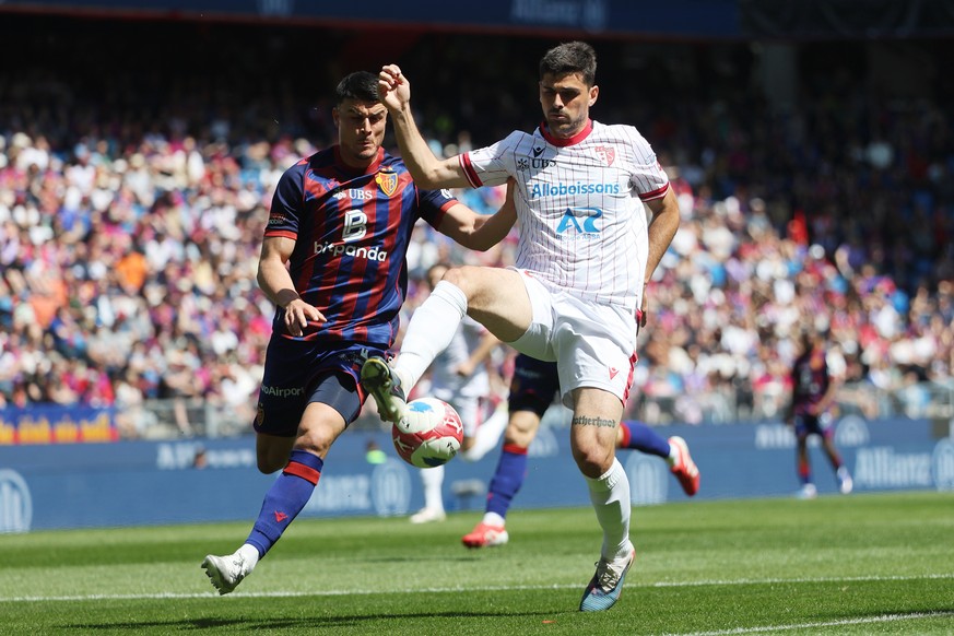 Flavius Daniliuc (FCB), links, kaempft um den Ball mit Rilind Nivokazi (SIO) im Fussball Meisterschaftsspiel der Swiss Super League zwischen dem FC Basel und dem FC Sion, vom Sonntag, 26. April 2026 i ...