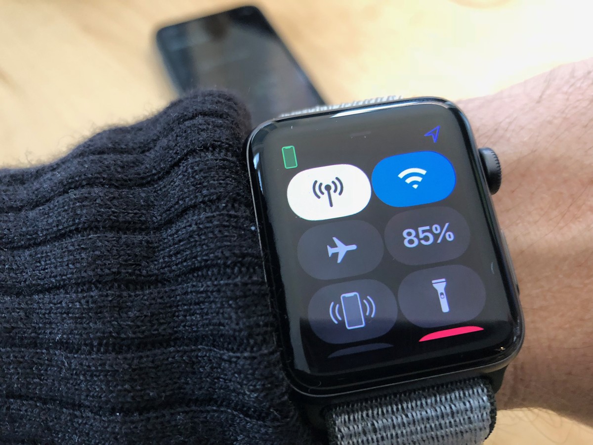 Die Watch zeigt eine aktive WLAN-Verbindung an.