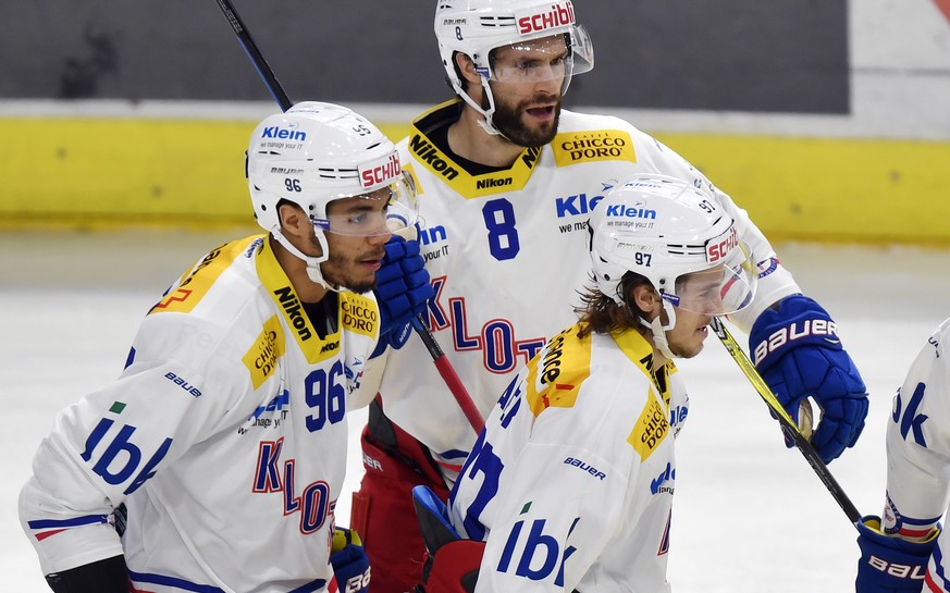 Der Klotener Roman Schlagenhauf, Mitte, strahlt nach seinem Tor zum 1-4 fuer Kloten beim Eishockeyspiel der National League ZSC Lions gegen den EHC Kloten im Hallenstadion in Zuerich am Samstag, 9. De ...