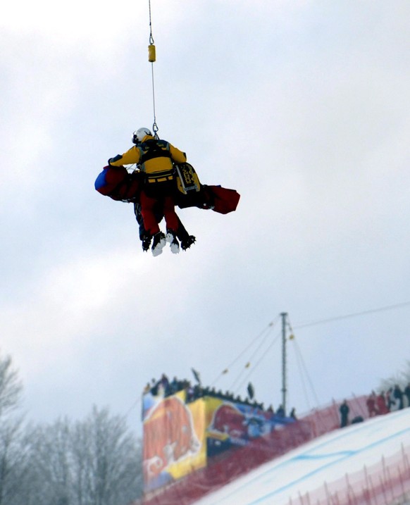 Daniel Albrecht wird nach seinem Horrorsturz abtransportiert.