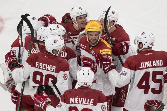 Lausannes Spieler feiern ihren Sieg nach Penaltyschiessenl im Eishockey Meisterschaftsspiel der National League zwischen dem EHC Biel und dem HC Lausanne, am Freitag, 20. Oktober 2017, in der Tissot A ...