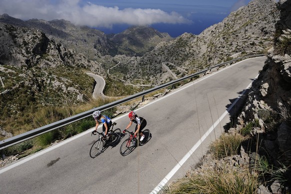 Spanien, Balearen, Mallorca, Sa Calobra, zwei sportliche Frauen fahren Rennrad *** Spain Balearic Islands Mallorca Sa Calobra two sporty women ride racing bike