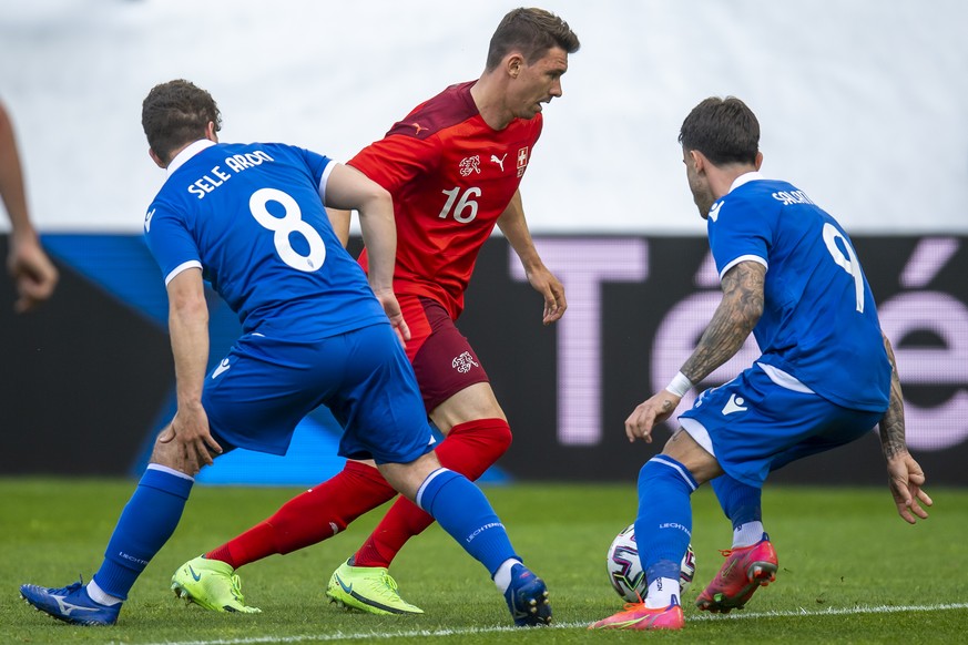 Switzerland&#039;s Christian Fassnacht, center, in action against Liechtenstein&#039;s Aron Sele, left, and Liechtenstein&#039;s Dennis Salanovic, right, during a friendly soccer match between Switzer ...