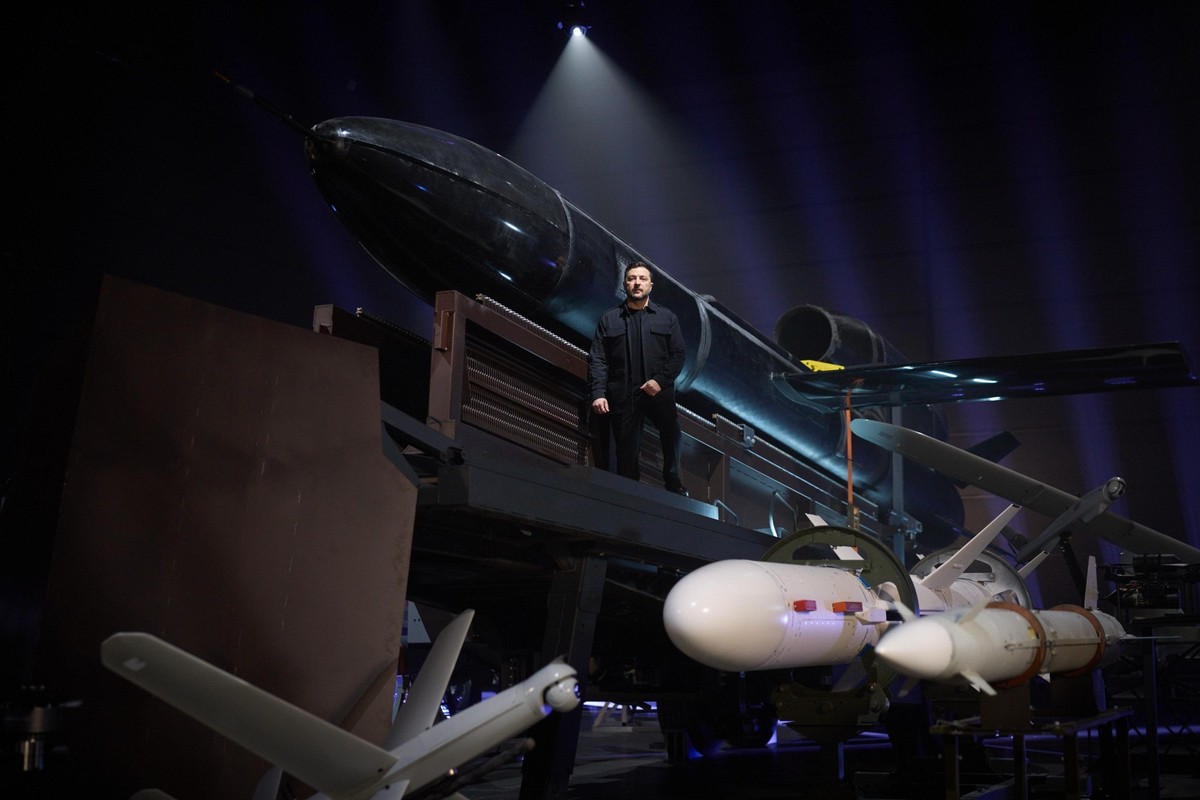 Le président ukrainien pose ici à côté du missile Koral, dont on ne connaît pas encore toutes les spécificités.