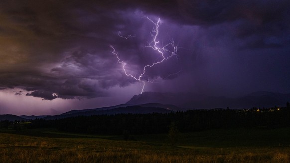 tel: 076 313 00 80
email: info@emanuelniederhauser.ch
Mächtiges Gewitter über dem Pilatus

Von: Emanuel Niederhauser
unwetter schweiz symbolbild blitz donner lightning 

darf verwendet werden, datum 9 ...