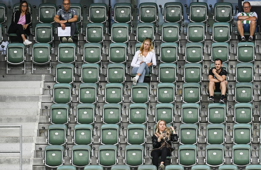 Zuschauer und Praesident Matthias Hueppi, oben links, bei einem Testspiel zwischen dem FC St. Gallen und dem FC Aarau, am Samstag, 13. Juni 2020, in St. Gallen. Die Meisterschaft wird demnaechst fortg ...