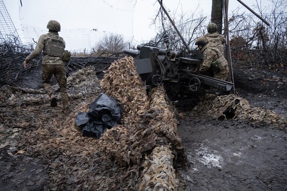 epa11834090 An artillery unit from Ukraine?s Khartiia Brigade prepare to fire a US-made M101A1 Towed Howitzer near a frontline at an undisclosed location in the Kharkiv region, Ukraine, 18 January 202 ...