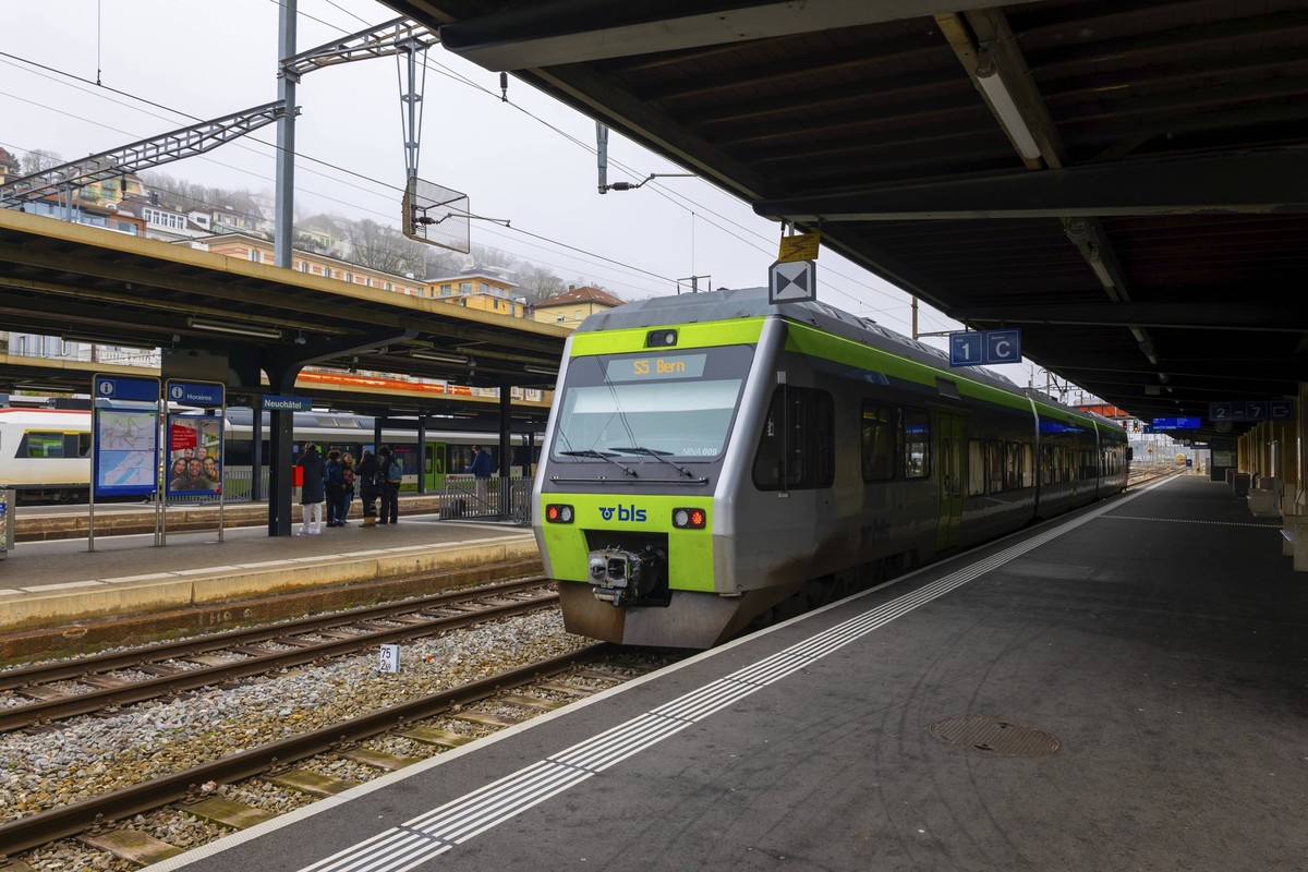 Bahnhof mit Zug in der Stadt Neuchatel, Kanton Neuchatel, Schweiz, Europa Railroad Station with a Train in City of Neuchatel, Canton Neuchatel, Switzerland, Europe Copyright: imageBROKER/MatsxSilvan i ...