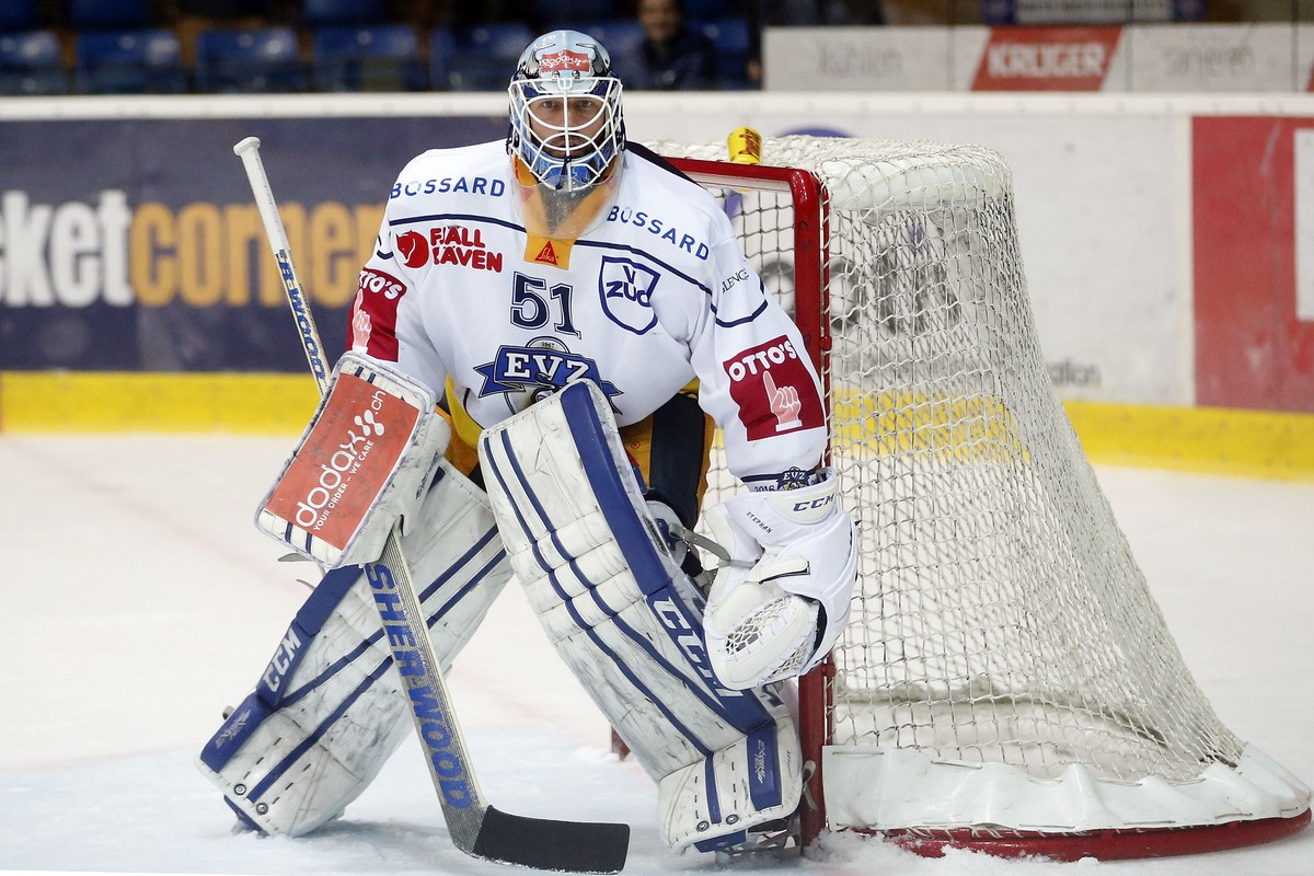 EV Zug Torhueter Tobias Stephan waehrend dem Eishockey-Meisterschaftsspiel der National League A zwischen dem EHC Kloten und dem EV Zug am Freitag, 18. November 2016, in der SWISS Arena in Kloten. (KE ...