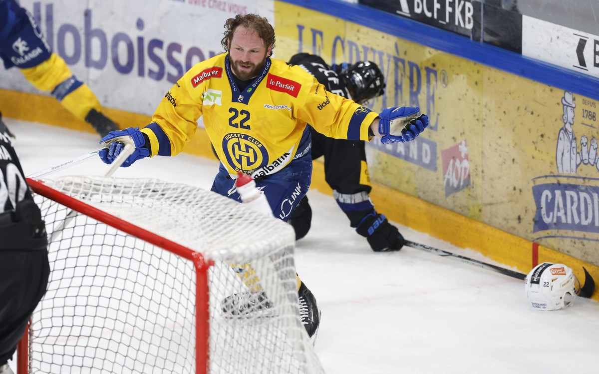 Brendan Lemieux (HCD) hat nach einem Zweikampf den Helm verloren, im zweiten Eishockey Playoff Finalspiel der National League zwischen HC Fribourg-Gotteron (HCFG) und HC Davos (HCD), am Montag, 20. Ap ...