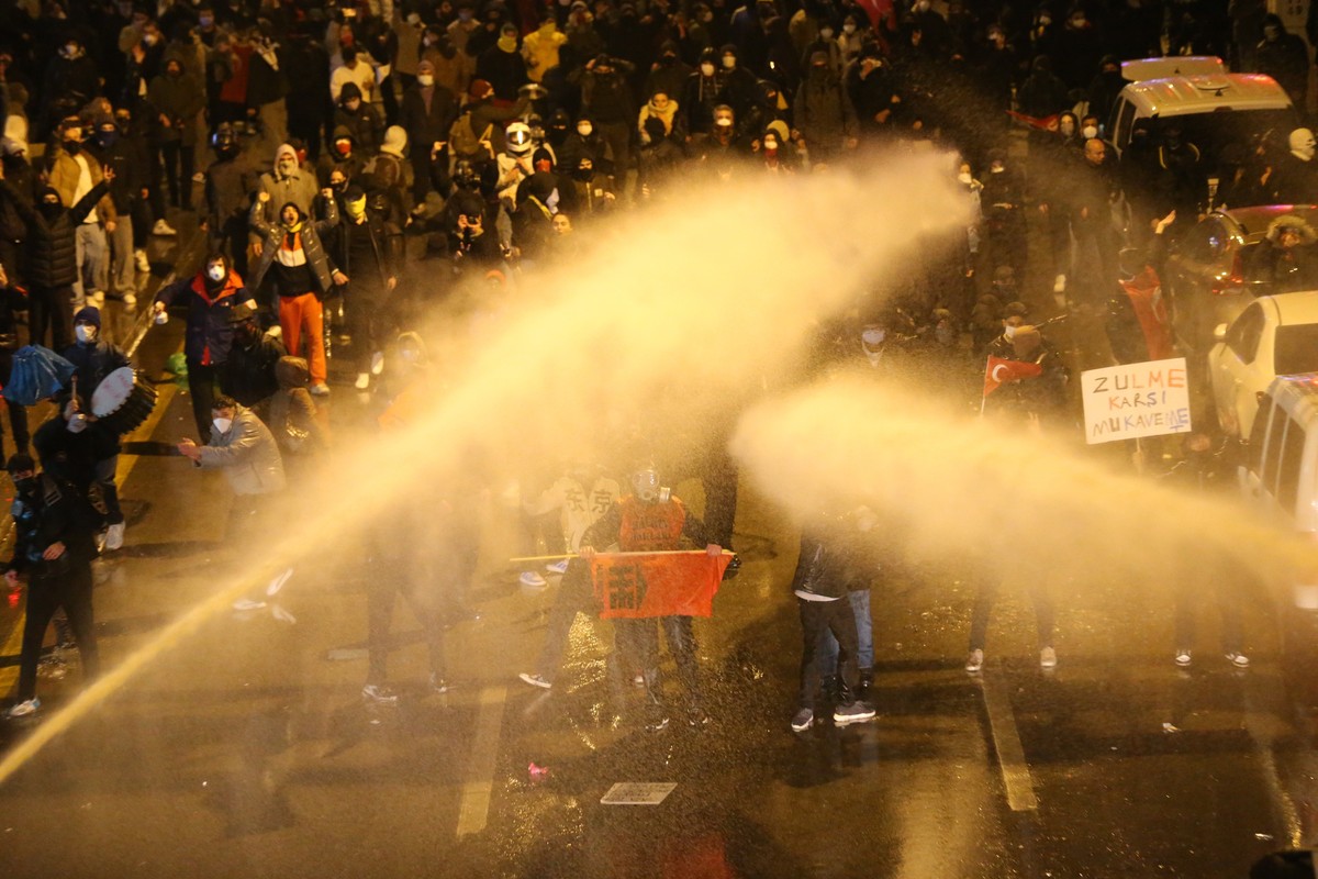 epa11982149 Turkish riot police police use water cannons to disperse protesters during a protest against the arrest of Istanbul Mayor Ekrem Imamoglu in Ankara, Turkey, 22 March 2025. EPA/NECATI SAVAS