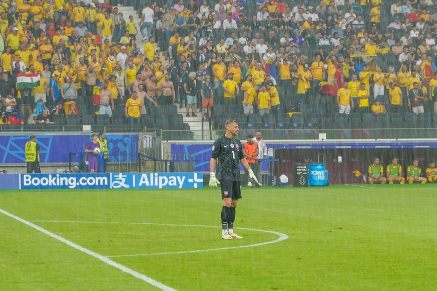 Torwart/Goalie Martin Dubravka Slowakei, Slovakia, 01 im Regen - Frankfurt 26.06.2024: Slowakei vs. Rumänien, EURO2024 M33 Gruppe E, EM-Arena Frankfurt *** Goalkeeper Goalie Martin Dubravka Slovakia,  ...
