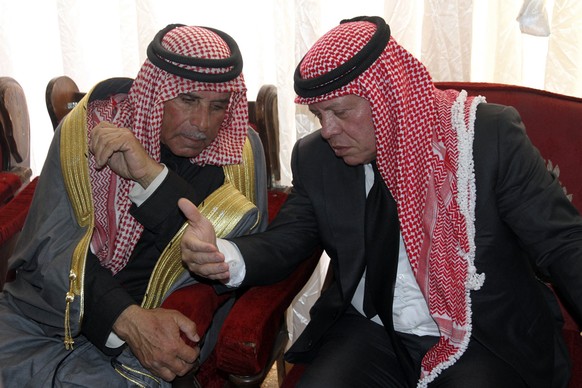 Jordaniens König spricht mit dem Vater des getöteten Piloten al-Kasasba.&nbsp;