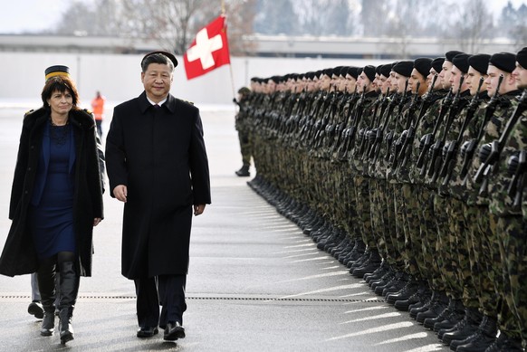 China&#039;s President Xi Jinping and Swiss Federal President Doris Leuthard, left, inspect the honour guard during the arrival ceremony for Xi&#039;s two days state visit to Switzerland at the airpor ...