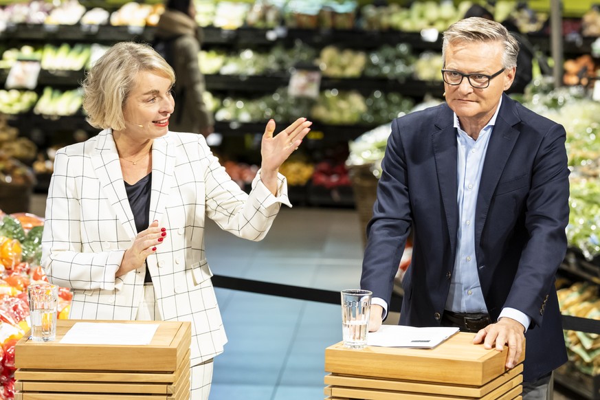 Ursula Nold, Verwaltungsratspraesidentin Migros-Genossenschafts-Bund, links, und Mario Irminger, Praesident der Generaldirektion des Migros-Genossenschafts-Bundes sprechen waehrend einer Medienkonfere ...