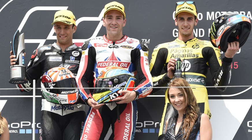 Es strahlen die anderen: Sachsenring-Sieger&nbsp;Simeon, flankiert von WM-Leader Zarco (links) und Rins.