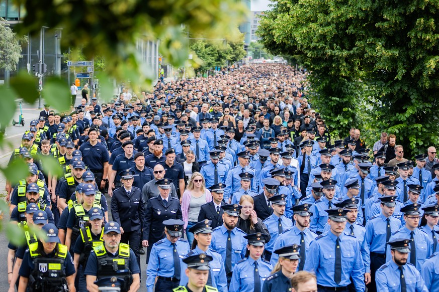 07.06.2024, Berlin: Polizisten nehmen an einem Schweigemarsch der �Blaulichtfamilie� von der Deutschen Polizeigewerkschaft (DPolG) und der Gewerkschaft der Polizei (GdP) in Gedenken an den durch einen ...