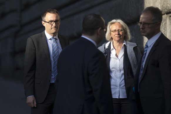 Martin Baltisser, Generalsekretaer SVP, hinten links, und Silvia Baer, stellvertretende Generalsekretaerin SVP, hinten rechts, kommen zur Gerichtsverhandlung, am Donnerstag, 30. April 2015, vor dem Am ...