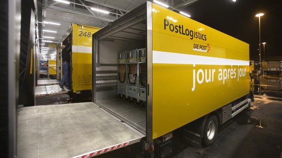 A loaded truck of the Swiss Mail at the loading ramp in the letter sorting center Muelligen in Zurich, Switzerland, pictured on March 14, 2008. (KEYSTONE/Gaetan Bally)

Beladene Lastwagen der Post an  ...