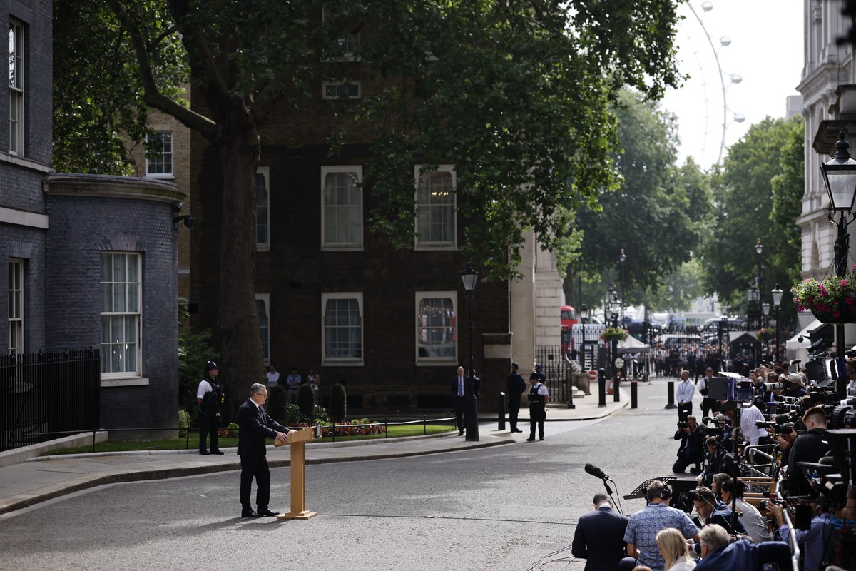 epa13055937 British Prime Minister Keir Starmer makes a statement in Downing Street, London, Britain, 22 June 2026. Keir Starmer has resigned as UK Prime Minister. EPA/TOLGA AKMEN