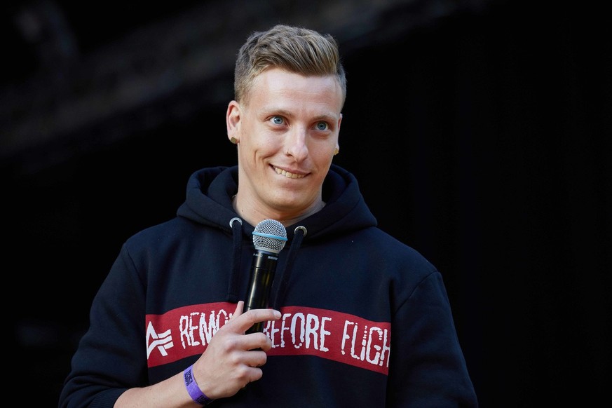 Der &quot;Slammer&quot; Felix Lobrecht steht am 04.06.2017 beim «Best of Poetry Slam» auf der Stadtparkbühne in Hamburg und trägt seinen Text vor. (KEYSTONE/DPA/A4358/_Georg Wendt)