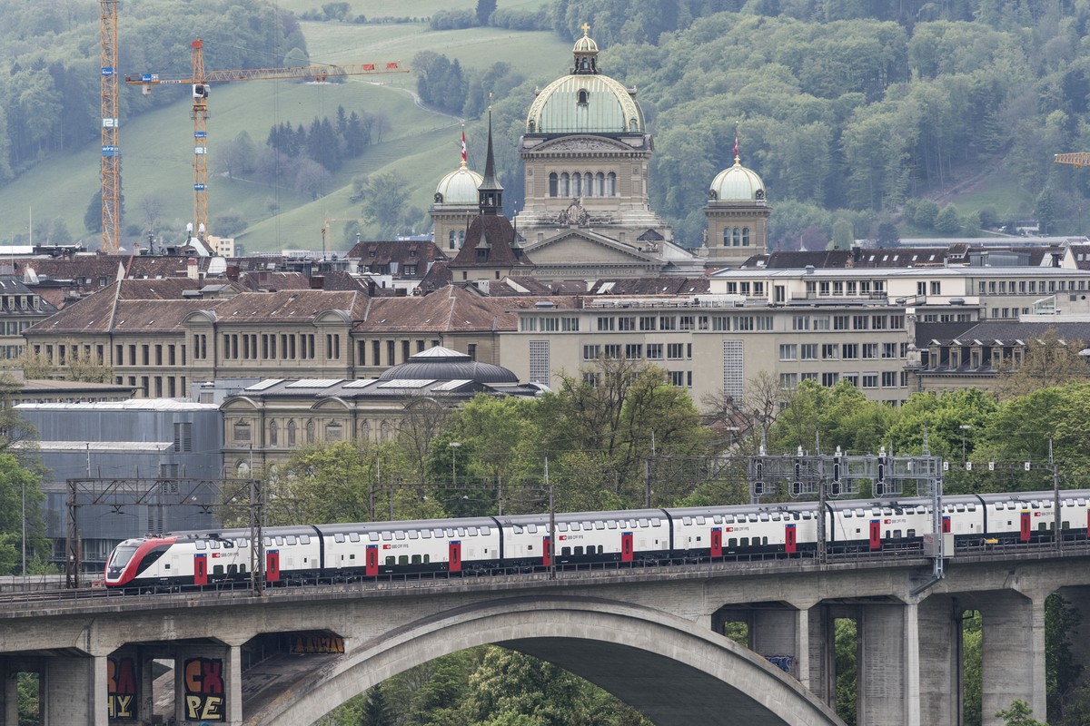Der neue Fernverkehrszug der SBB „FV Dosto“ verlaesst den Bahnhof und passiert das Bundeshaus, am Donnerstag, 11. Mai 2017 in Bern. (KEYSTONE/Alessandro della Valle)
