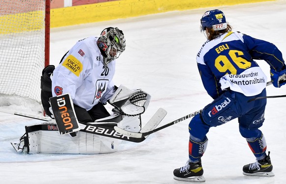 Der Davoser Chris Egli versucht es alleine gegen Fribourgs Torhueter Reto Berra, im Eishockey-Qualifikationsspiel der National League zwischen dem HC Davos und dem HC Fribourg-Gotteron, am Sonntag, 13 ...