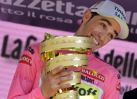 epa04777736 Spanish rider Alberto Contador of the Tinkoff-Saxo holds the trophy after winning the 98th Giro d&#039;Italia cycling tour, following the 21st and last stage of the 98th Giro d&#039;Italia ...