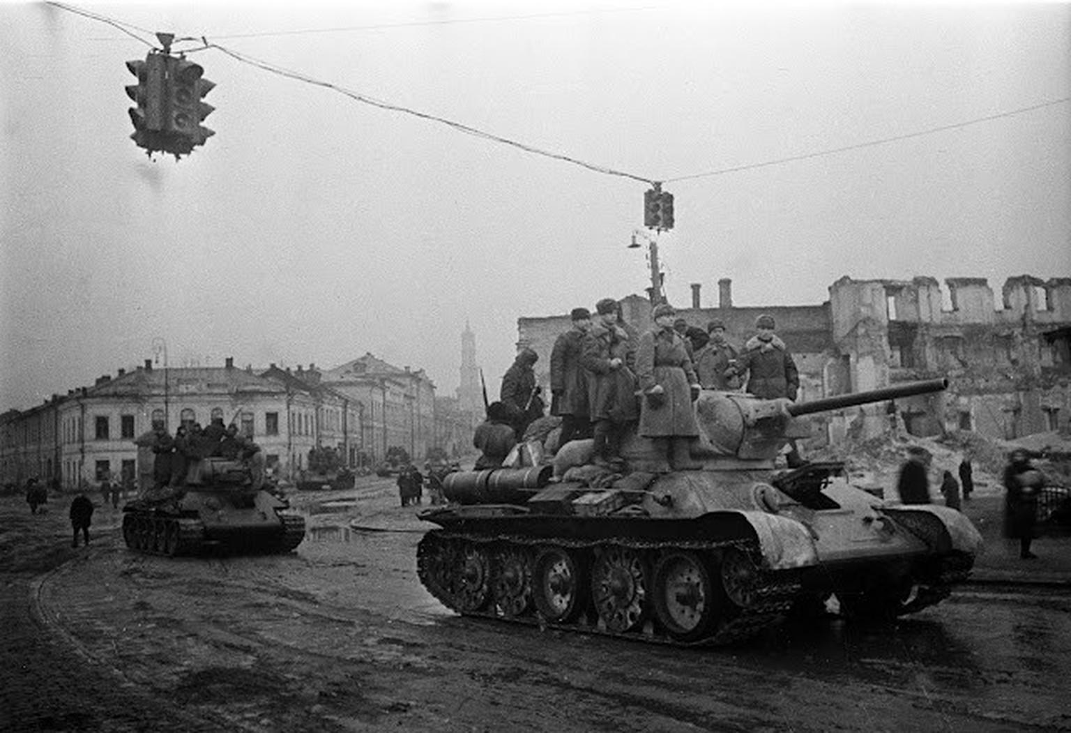 Sowjetische Panzer des Typs T-34-76 rollen im August 1943 durch das befreite Charkiw.