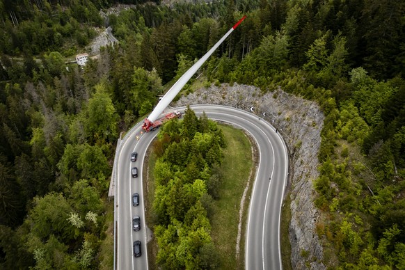 KEYPIX - Un camion de transport achemine une pale d'eolienne entre Vallorbe et Le Pont, pour la construction du parc eolien "Sur Grati" le mercredi 13 mai 2026 a Vallorbe. Le parc eolie ...