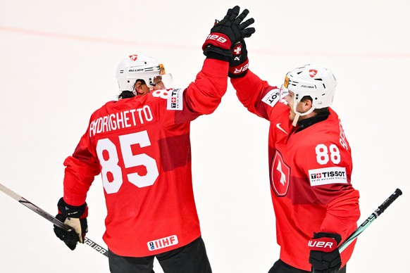 High-Five! Sven Andrighetto und Christoph Bertschy feiern das entscheidende 3:1 gegen Deutschland.